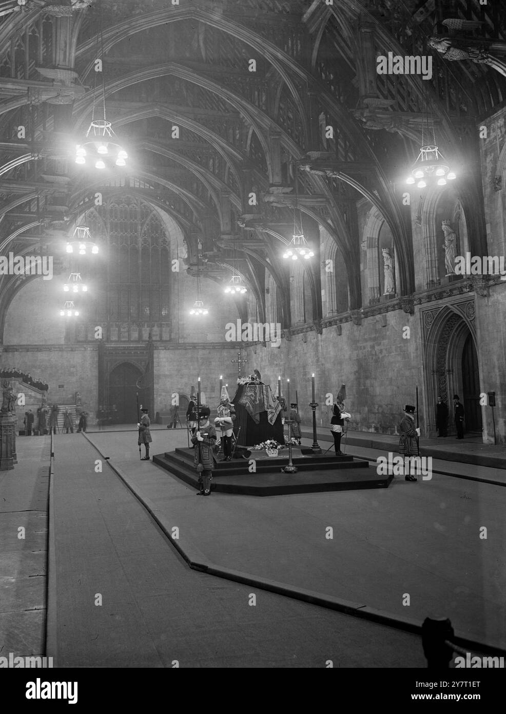 LA BARA DEL RE LIESIN WESTMINSTER HALL. 11.2,52. La bara del re giace nella Westminster Hall questa sera. Il treno che lo trasportava dal lupo-erton vicino a Sandringhan arrivò a King's Cross, Londra, alle 2,45 di questo pomeriggio+ - il principe Filippo e il duca di Gloucester camminarono dietro la bara per tre miglia attraverso strade fiancheggiate di sei profondi millenni. LE FOTO DI I.N.P. MOSTRANO: Una vista della bara, vista sulla catafalca alla Westminster Hall questa sera. Foto di J .Davies. 59615/gd. FOTO DI NOTIZIE INTERNAZIONALI. Foto Stock