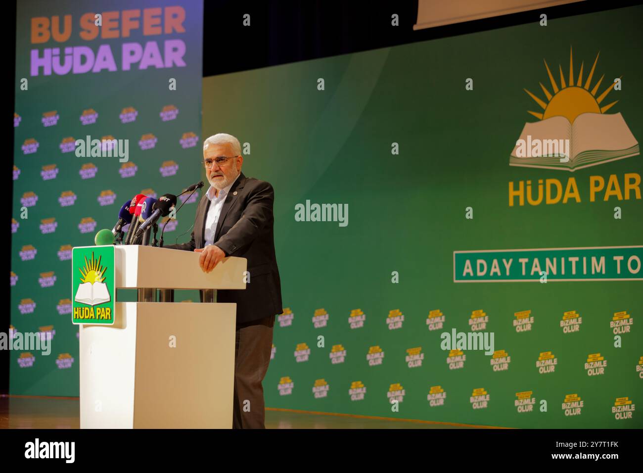 Gaziantep, Turkiye. 8 febbraio 2024. Il leader del partito al-Huda, Zekeriya Yapıcıoğlu, parla al Centro culturale Martyr Kamil nella città turca di Gaziantep. Il discorso faceva parte del programma promozionale per i candidati alle prossime elezioni municipali a Turkiye Foto Stock