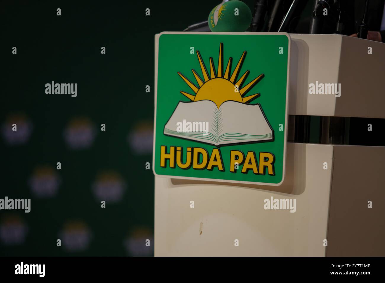 Gaziantep, Turkiye. 8 febbraio 2024. Il leader del partito al-Huda, Zekeriya Yapıcıoğlu, parla al Centro culturale Martyr Kamil nella città turca di Gaziantep. Il discorso faceva parte del programma promozionale per i candidati alle prossime elezioni municipali a Turkiye Foto Stock