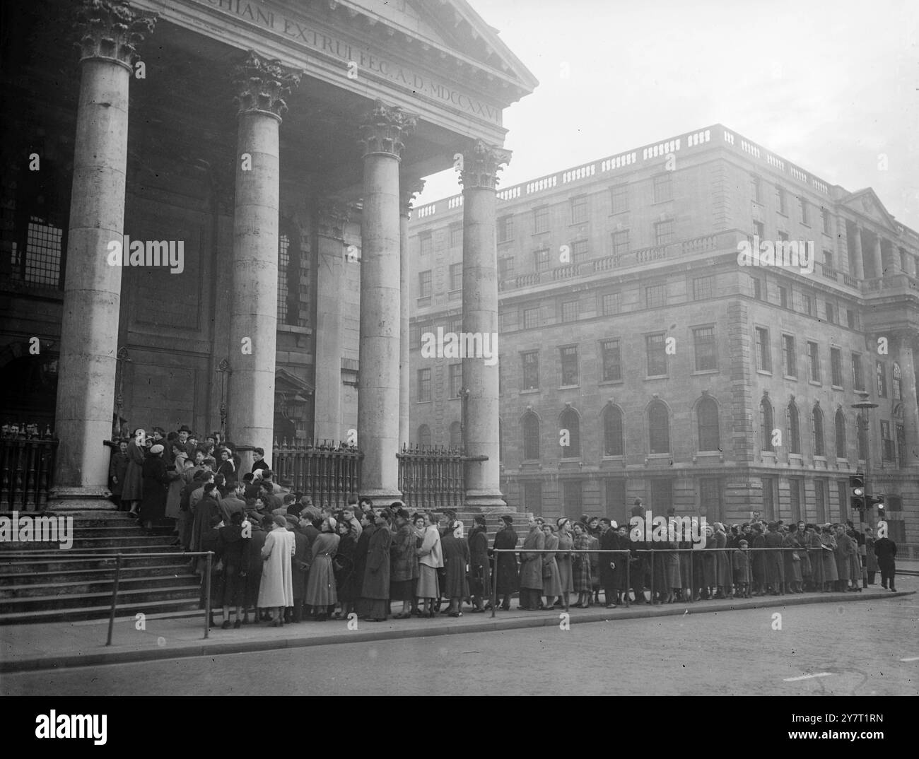 A LONDRA FANNO LA FILA PER ONORARE IL RE E PREGARE PER LA FAMIGLIA REALE 10-2-52 in tutta la Gran Bretagna e l'Impero oggi la gente partecipa a servizi speciali per rendere omaggio al defunto re Giorgio vi e per pregare per la famiglia reale nel loro periodo di dolore. LE FOTO DI I.N.P. MOSTRANO :- ben prima dell'inizio del servizio stavano facendo la fila fuori St. Martin-in-the-Fields, la famosa chiesa di Trafalgar Square, Londra, il cuore dell'Impero. Questa chiesa è ben nota per le sue numerose trasmissioni. Il servizio di oggi viene trasmesso in televisione. Foto Stock