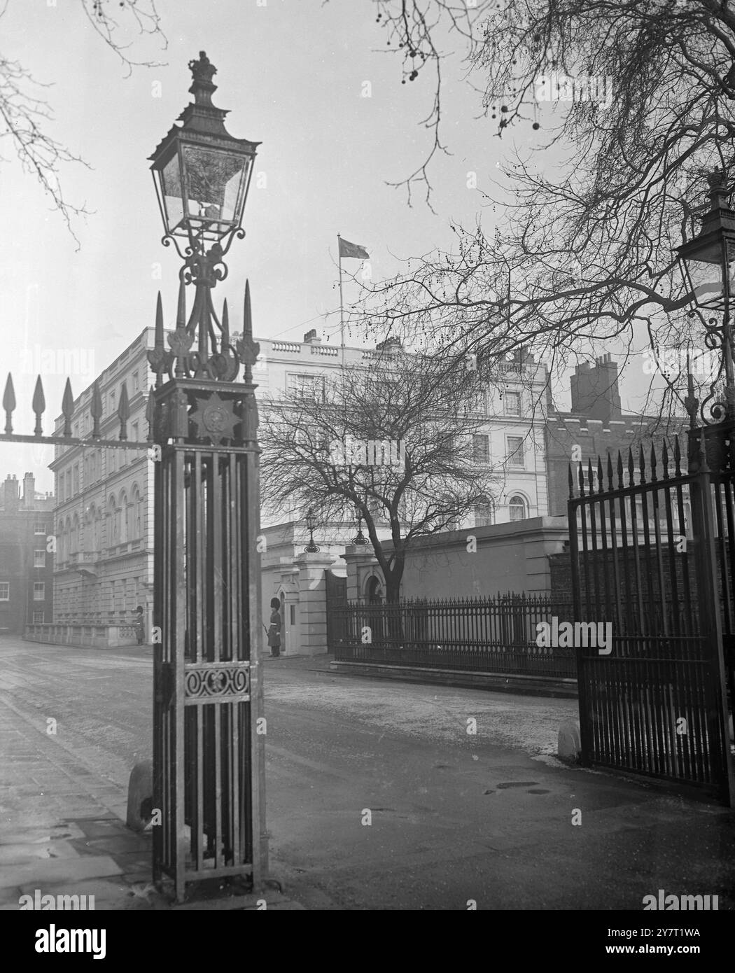 LO STANDARD REALE VOLA A CLARENCE HOUSE. 8,2.52. Il Royal Standard vola dalla cima di Clarence House oggi. La Quenn e' nella sua casa. I.N.P. PHOTO SHOWS: Vista generale di Clarence House oggi che mostra il Royal Standard volando sopra di esso foto di J Davies. 59506/gd. FOTO DI NOTIZIE INTERNAZIONALI. Foto Stock