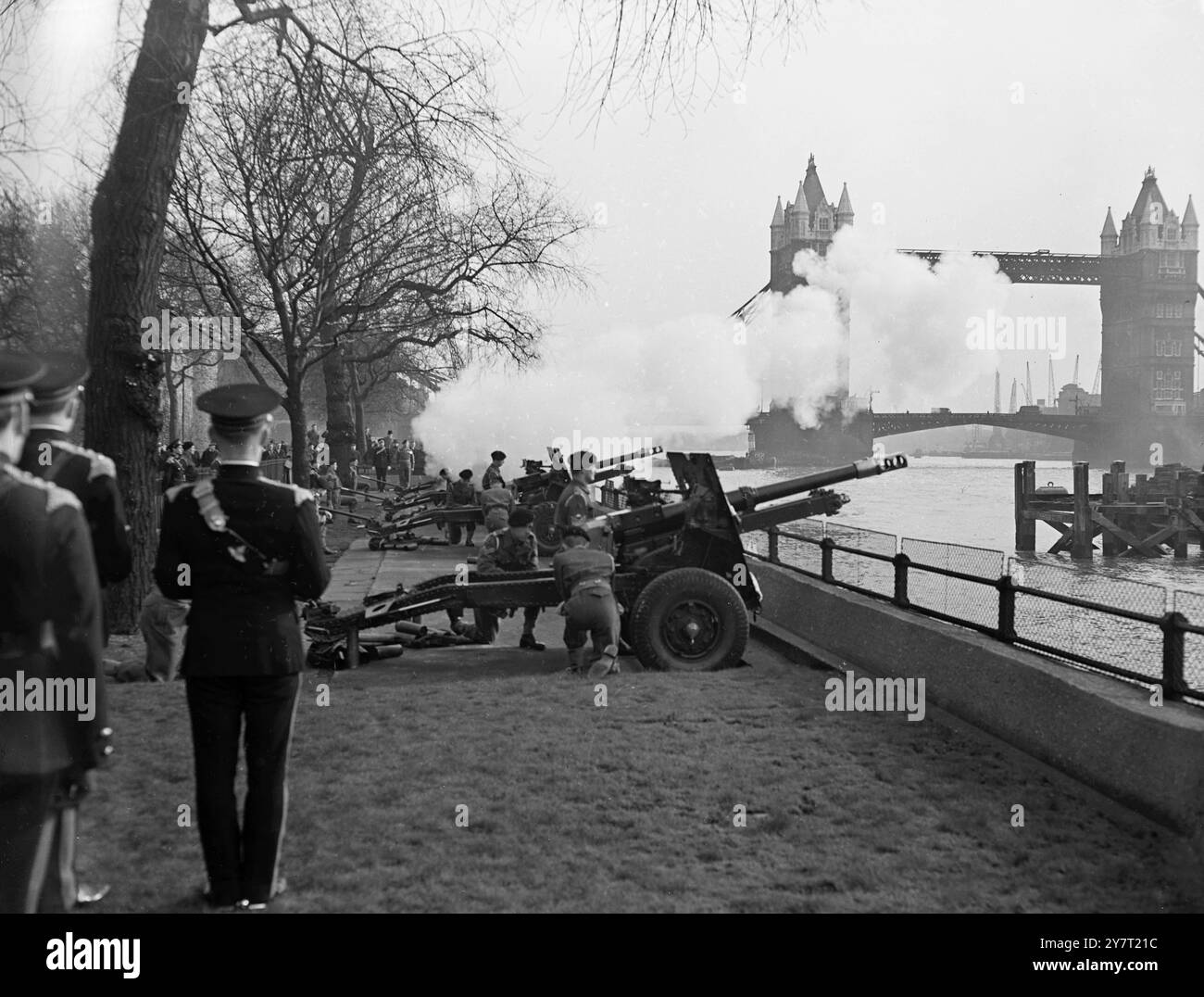 SALUTO REGALE DI ARMI SPARATE IN RELAZIONE ALLA MORTE DEL DEFUNTO RE GIORGIO vi 7.2.52 oggi in molte parti delle isole britanniche, un saluto di 56 cannoni sono stati sparati, il numero di cannoni al numero di anni in cui ha vissuto, rispetto al defunto re Giorgio vi che è morto ieri a Sandringham. LE FOTO DI I.N.P. MOSTRANO: Un saluto viene sparato dalla batteria alla Torre di Londra. Il Tower Bridge può essere visto sullo sfondo. Foto Stock