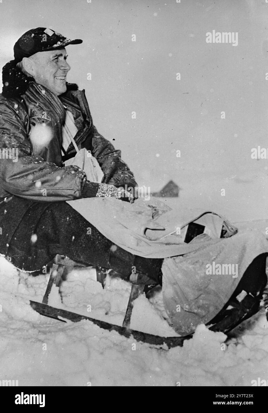 OSSERVANDO L'ALTO COMMISSARIO degli Stati Uniti IN GERMANIA / SKI-ING PER I SOLDATI DISABILI 6-2-52 nonostante un infortunio alla caviglia da cui sta riprendendo nelle Alpi Bavaresi, il signor John J. NcCloy, U.S. Alto Commissario per la Germania, è stato tra gli spettatori alla gara di sci per i soldati tedeschi che hanno perso un arto I.N.P. FOTO MOSTRA:- alto Commissario tedesco Nr. John McCloy che guarda lo sci da una slitta. , A Garmisch. 133/D/59408 FOTO NOTIZIE INTERNATTONAL. TARIFFA DI RIPRODUZIONE - LONDON DLYS ED EVGS ¬ £3-3-8 PROVS FL-1-0. Foto Stock