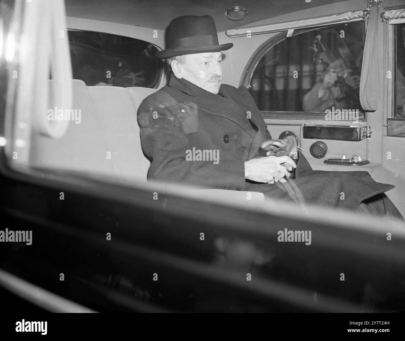 MINISTRI IN UNA RIUNIONE SPECIALE DEL GABINETTO DOPO LA MORTE DEL RE 6-2-52 Re della Gran Bretagna morì pacificamente nel sonno a Sandringham, Norfolk, all'inizio di oggi. Una riunione speciale del Gabinetto al numero 10 di Downing Street, cui hanno partecipato sia il governo che i ministri dell'opposizione, ha seguito l'annuncio ufficiale e i ministri sono andati direttamente in Parlamento per ascoltare il Premier fare un annuncio. LE FOTO DI I.N.P. MOSTRANO:- il leader dell'opposizione, il signor Clement Attlee (ex Premier) ha lasciato Downing Street per il Parlamento questo pomeriggio dopo la foto speciale della riunione del Gabinetto Foto Stock