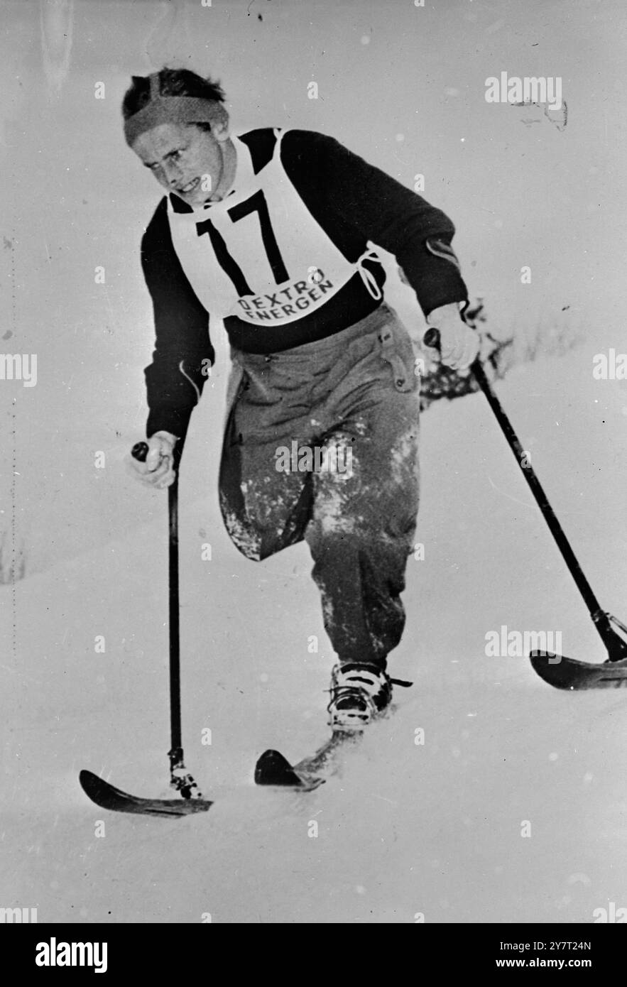 ALTO COMMISSARIO degli Stati Uniti IN GERMANIA A GUARDARE LO SCI-ING PER DISABILI 6-2-52 nonostante un recente infortunio alla caviglia da cui si sta riprendendo nell'Akps bavarese, John J. McCloy, alto Commissario degli Stati Uniti per la Germania, è stato tra gli spettatori a Garmisch della gara di sci per ex soldati tedeschi che hanno perso un arto. MOSTRA FOTOGRAFICI I.N.P. :- Anderl Achoepf, vincitore del concorso di discesa 133/D/59409 FOTO DI NOTIZIE INTERNAZIONALI. QUOTA DI RIPRODUZIONE ) LOND ON DLYS ED EVGS ¬£3-3-0 PROVS ¬£1-1-0. Foto Stock