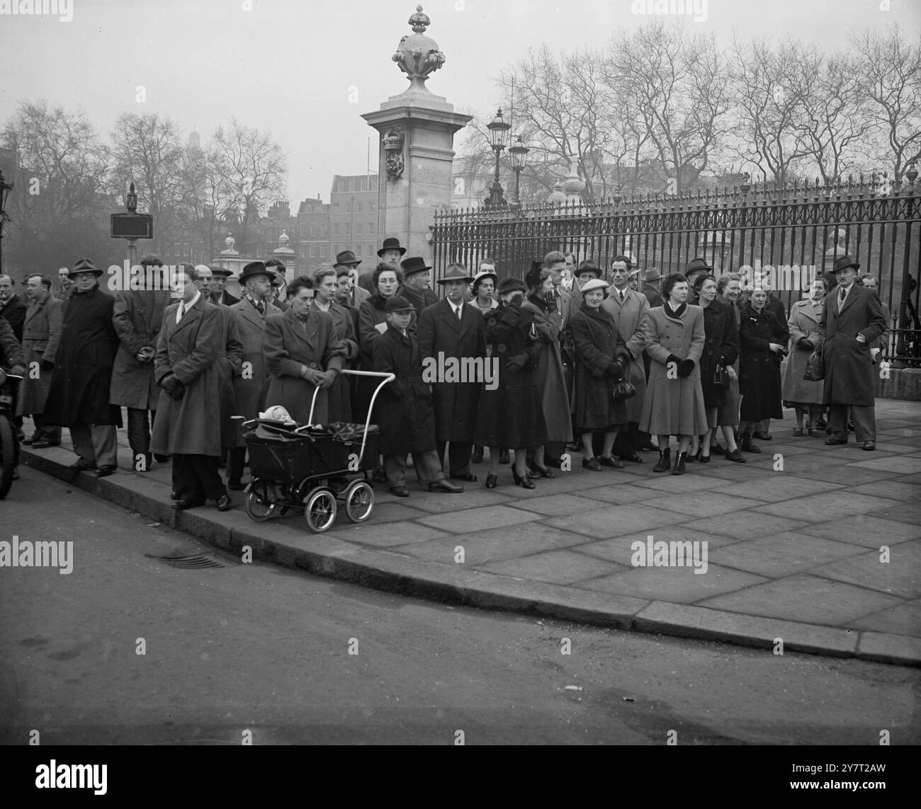 KING MUORE NEL SONNO. 6,2.52, è stato annunciato da Sandringham alle 10,45 di questa mattina che sua Maestà Re Giorgio vi è morto pacificamente nel sonno questa mattina presto. Sua Maestà la Regina e la Principessa Margaret sono anche a Sandringham, dove sua Maestà ha trascorso una breve vacanza. LE FOTO DI I.N.P. MOSTRANO: Una folla inizia a riunirsi fuori Buckingham Palace in attesa di notizie della morte di sua Maestà. 6 febbraio 1952 Foto Stock