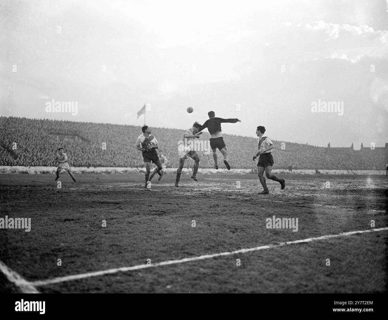 Calcio - Manchester City battuto dalla squadra dell'Argenitne River Plate - 4 gol a 3 al ManchesterPhoto Show: Il portiere del Manchester Bert Trautmann e il Manchester Back salvano il gol dall'attacco degli attaccanti argentini 2 febbraio 1952 Foto Stock