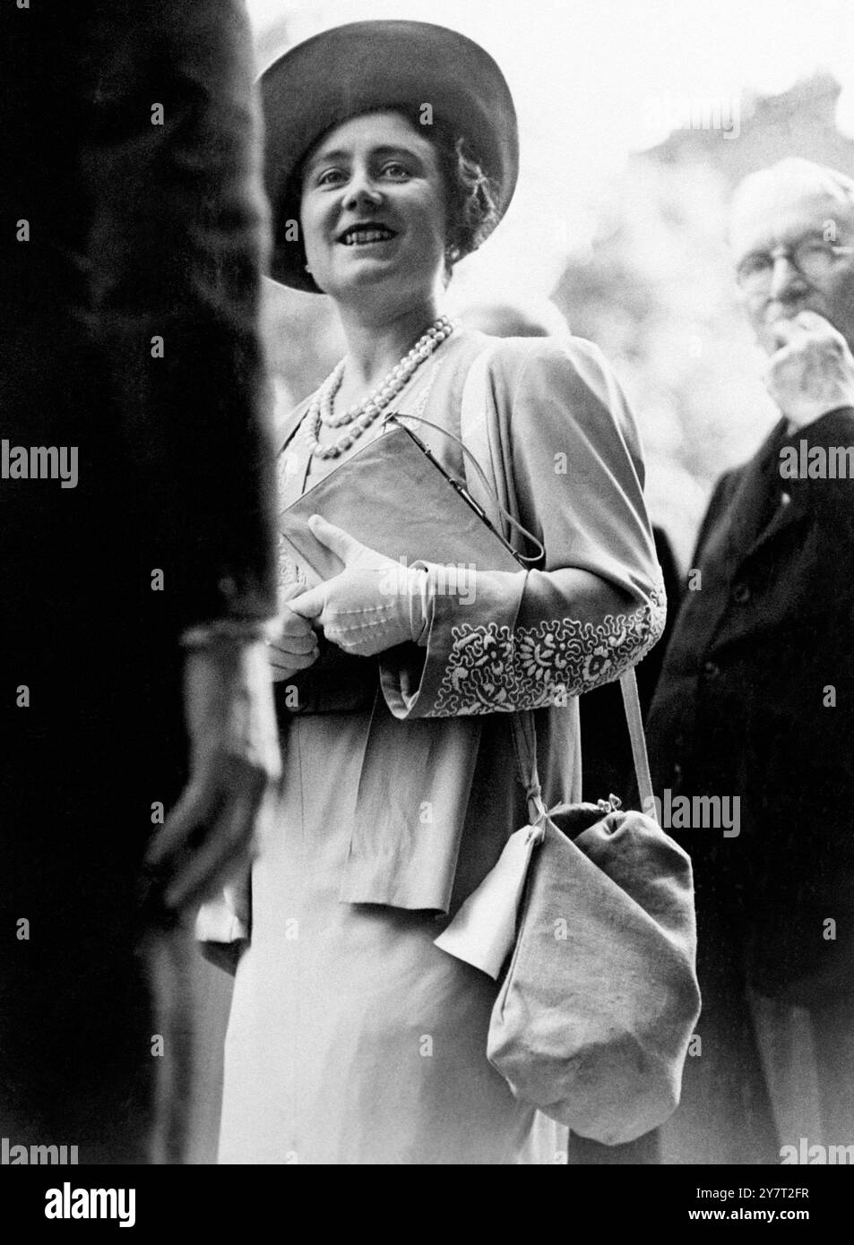 La Regina Elisabetta , con una maschera antigas in una borsa fissata sulla spalla, arriva alla British Red Cross Society, Grosvenor Crescent, Londra, in visita di ispezione.6 settembre 1939 Foto Stock