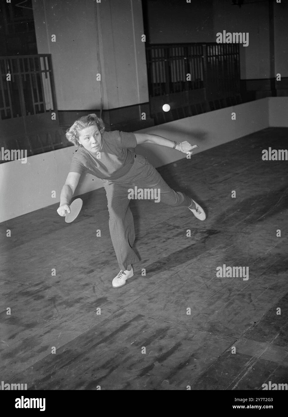 FRAU TIENE D'OCCHIO LA PALLA. LA FRAU EDITH SCHMIDT di Monaco salta letteralmente per raggiungere un pallone durante le prove di Wembley , Londra , per i Campionati inglesi Open di Ping-pong . Frau Schmidt sta facendo la sua prima apparizione in un campionato internazionale. 27 novembre 1950 Foto Stock