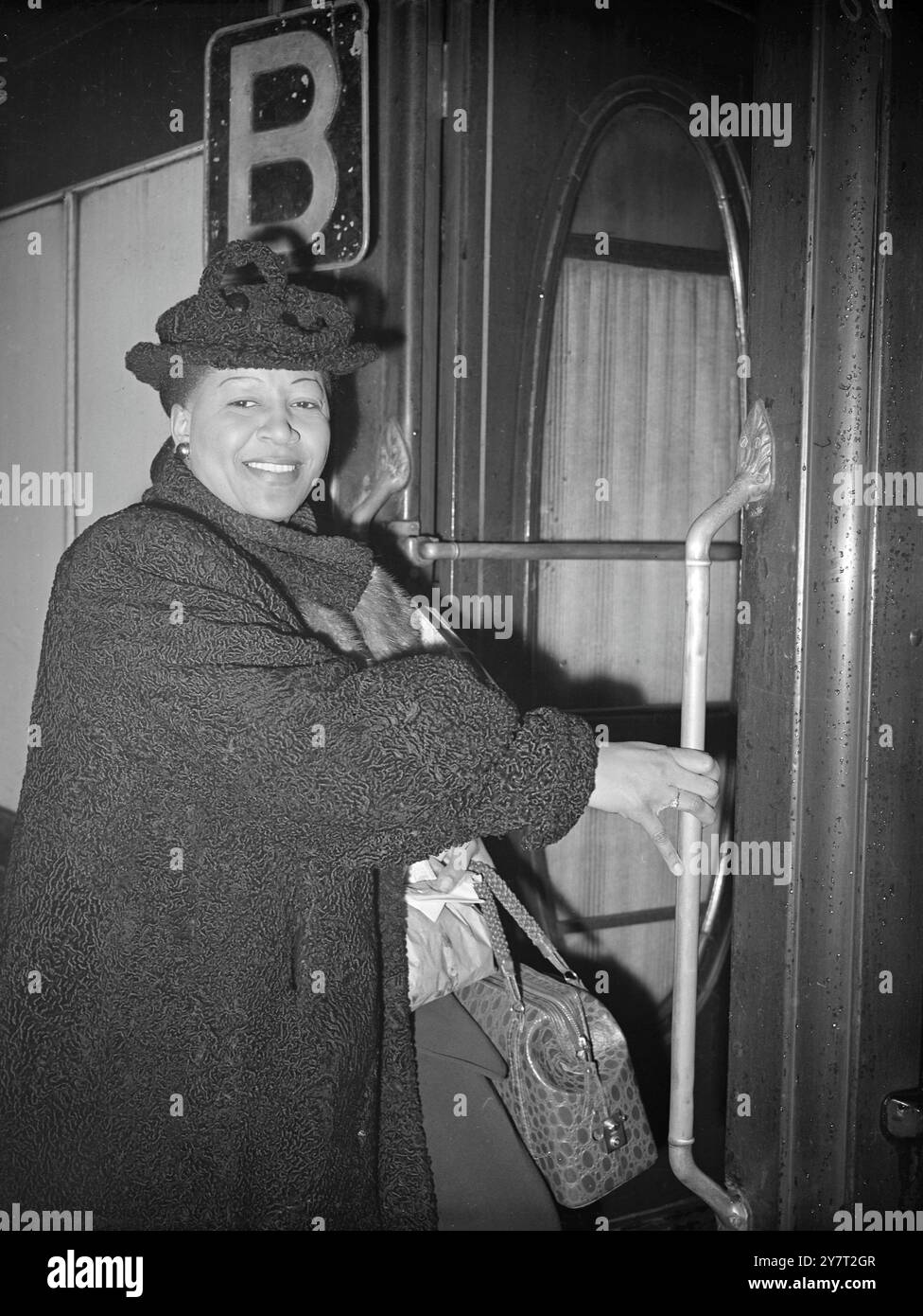 "ANDANDO, ANDANDO - ANDATO" il "vero Gone Gal" , la duchessa cantante di swing americana Nellie Lutcher sale sul treno "Ile de France" alla stazione di Waterloo, Londra, oggi per tornare negli Stati Uniti dopo un tour in Gran Bretagna. Alcune delle registrazioni di Nellies hanno venduto un milione di copie ciascuna. 27 novembre 1950 Foto Stock