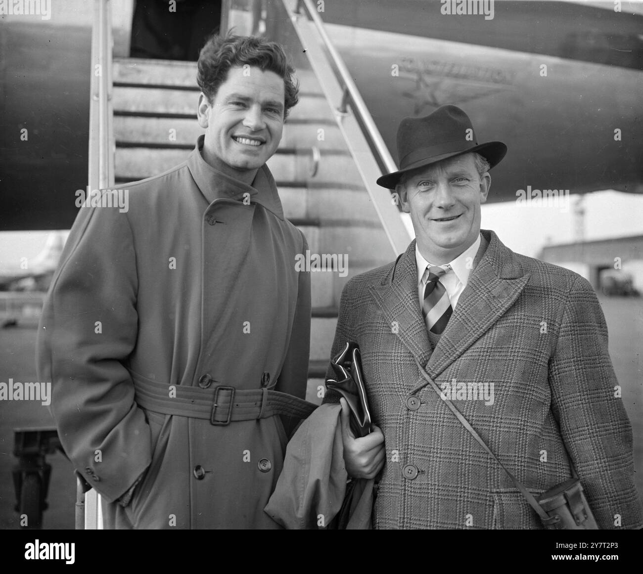 PER GIRARE UN GRANDE FILM IN AFRICA - l'ex ufficiale delle guardie ANTHONY STEEL e HAROLD WARRENDER ( a destra), lasciando l'aeroporto di Londra per l'Africa dove, 200 miglia nel Bush del Kenya, realizzeranno le scene per il nuovo film "No Vultures Fly" . Steel , eroe husky del ' Cavallo di legno' , gioca un guardiano nella storia della grande riserva di caccia del Kenya . Warrender è in un ruolo più sinistro, è un bracconatore bianco nel film. 30 novembre 1950 Foto Stock