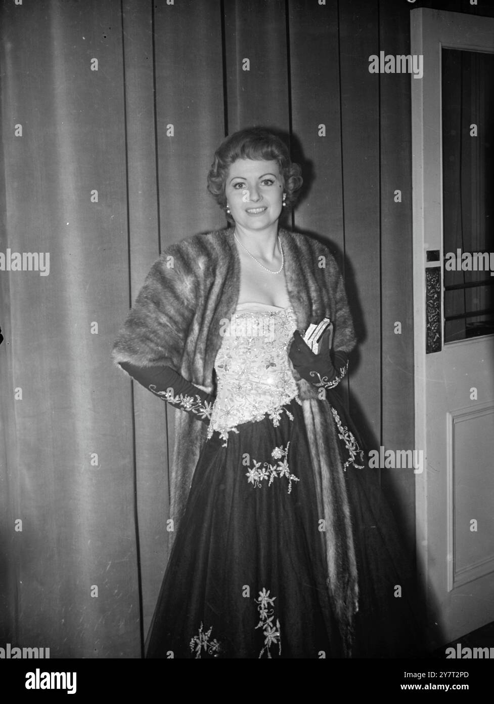 La BRILLANTE attrice DELLA LOCKWOOD Film Margaret Lockwood in abito scintillante - il top senza spalline è nascosto da una pelliccia di coda rubata - il Teatro del Duca di York, Londra, stasera, quando ha partecipato alla prima notte di ' ritorno a Tyassi' . I guanti lunghi sono ricamati per adattarsi alla gonna dell'abito. 29 novembre 1950 Foto Stock