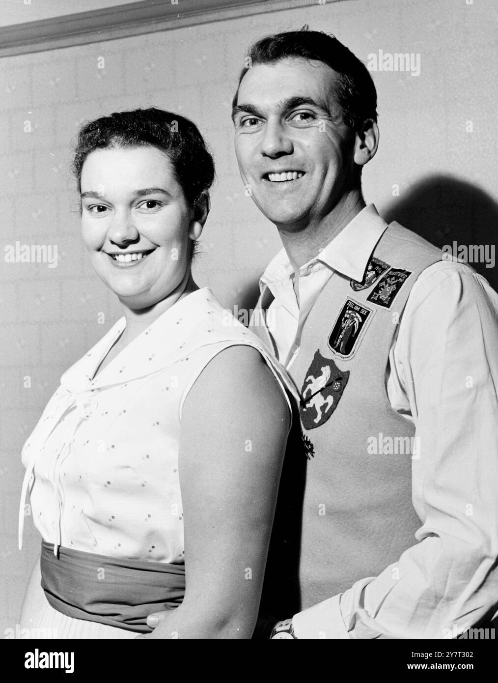 Royal OccasionTonight il Kentish Travellers Folk Dancing Club eseguira' una suite di tre danze popolari - e HRH Princess Margaret , che e' Patrona della English Folk Dance and Song Society sara' presente alla Royal Festival Hall dove sara' dato lo spettacolo. Due dei viaggiatori del Kentish sono marito e moglie Keith (29) e Margaret (22) Uttley , che vivono ay Magpie Hall Lane, Bromley , Kent, entrambi partecipano a questo New Year Dance Festival 14 gennaio 1960 Foto Stock