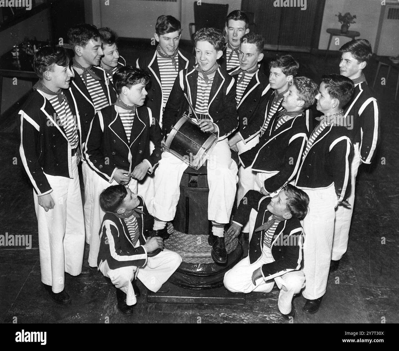 I marinai THT Tooting provano il loro cornamusa. - Nella foto in costume antico dei marinai alla Cecil Sharp House , Regent's Park Road , London NW , sono Tooting e Balham Sea Cadets che stavano provando il corno del loro marinaio per il Jubilee Folk Dance and Song Festival della English Folk Dance and Song Society. Seduto sul capstan si trova Leading-Seaman John Piggott . Il Festival si svolge presso la Royal Albert Hall venerdì e sabato 10 e 11 gennaio 1958 - - - 8 gennaio 1958 Foto Stock