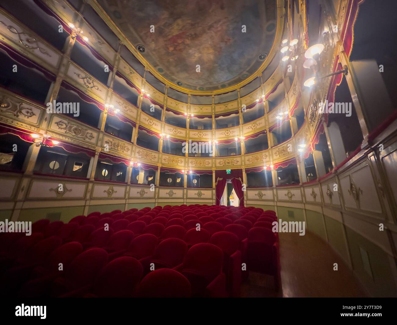 I posti a sedere interni e le cabine del bellissimo teatro lirico Paisiello del XVIII secolo a Lecce, Puglia, Italia. Il teatro prende il nome dal compo Foto Stock