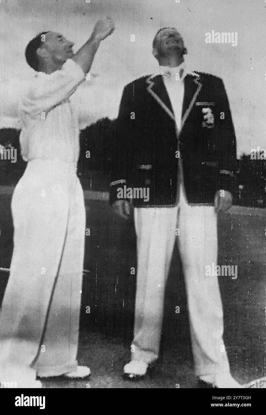AUSTRALIA IN USCITA PER il 228 IN PROVA - M.C.C. il capitano FREDDIE BROWN ( a destra) e lo skipper australiano LINDSAY HASSETT lanciano la moneta all'apertura del primo test match a Brisbane . L' Inghilterra ha perso il lancio , ma ha messo fuori gioco l' Australia per il 228 - il secondo punteggio più basso della serie dopo la guerra . Dicembre 1950 Foto Stock