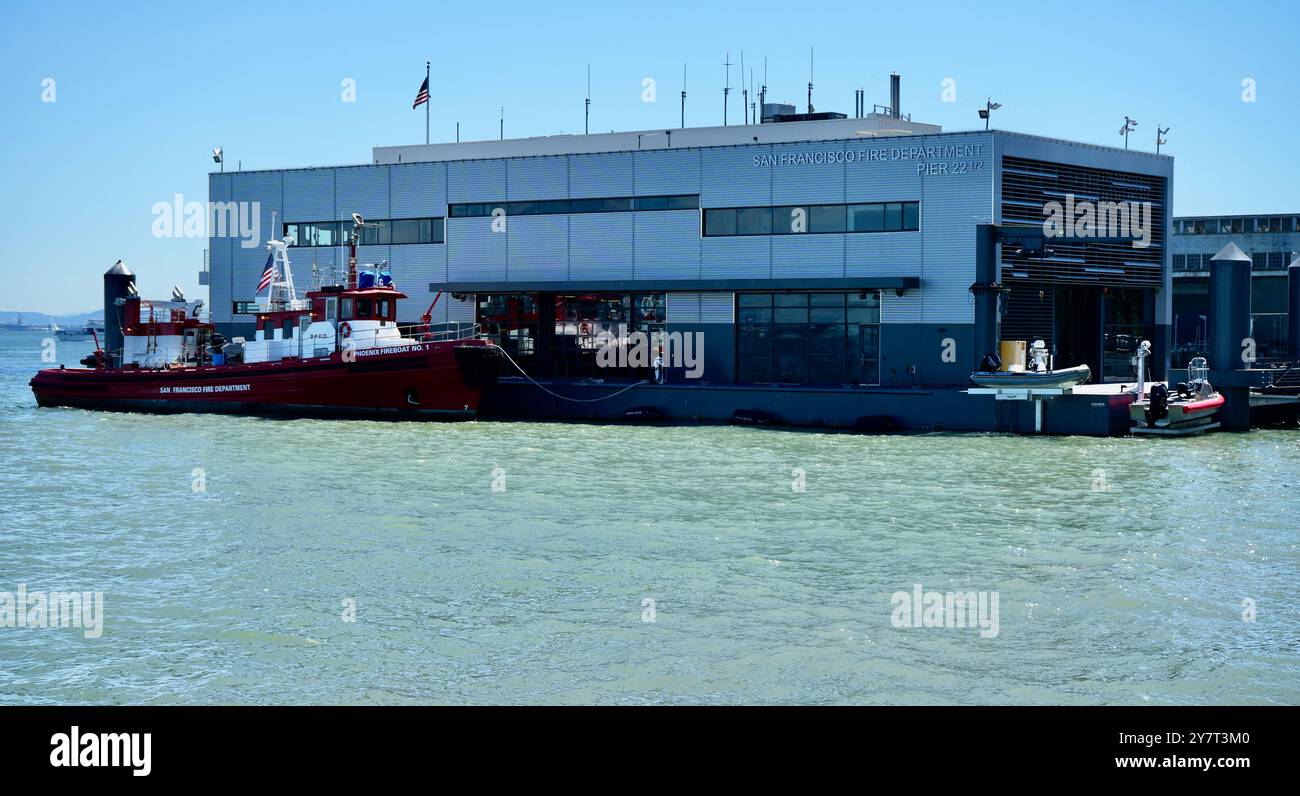 Vigili del fuoco Phoenix Fireboat 1 di San Francisco ormeggiato alla stazione dei vigili del fuoco. Foto Stock