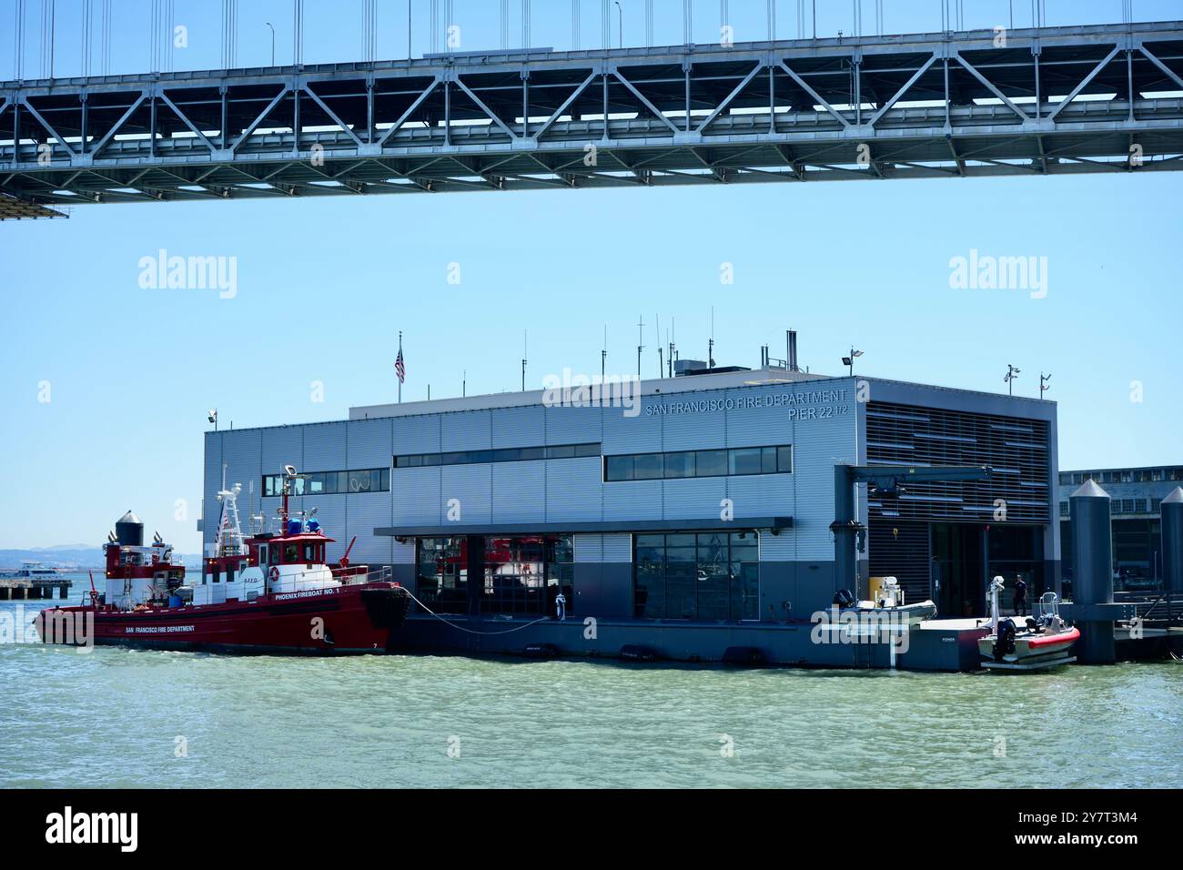 Il Phoenix Fireboat n.1 dei vigili del fuoco di San Francisco è ormeggiato presso la stazione dei vigili del fuoco, sotto l'Oakland Bay Bridge. Foto Stock