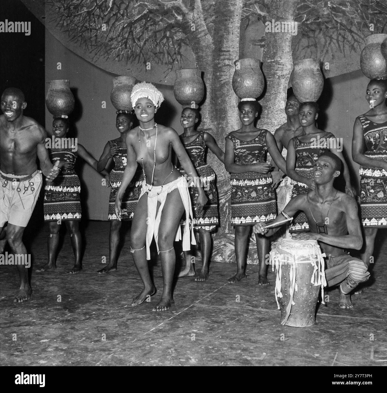 Balletto Nazionale Senegalese : PARIGI , FRANCIA : ballerino con il corpo Nazionale di Balletto Senegalese, completo di batterista tom-tom , che si esibisce al Teatro Alhambra di Parigi , Francia . 29 aprile 1965 Foto Stock