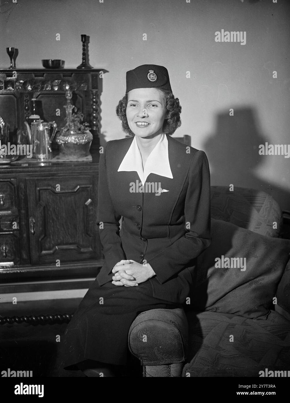 JUANITA SARÀ LA HOSTESS DEI PRIMI MINISTRI IN VOLO PER L'AMERICA . La ragazza che si occuperà del bene di Clement Attlee quando volerà a Washington per conferire con il Presidente Truman è la signora Juanita Alliss Rolandi , 28 anni, nella foto - in uniforme come hostess della B.O.A.C. - a casa a West Acton, Londra stasera. La signora Roland sarà hostess nello speciale B.O.A.C. Stratocruiser in cui il primo Ministro lascerà Londra domenica sera. 2 dicembre 1950 Foto Stock