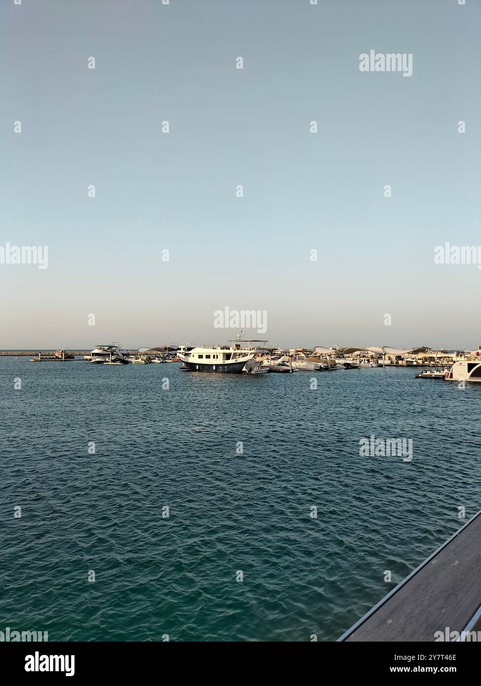 Calmo mare e tramonto sulla Corniche di Lusail Foto Stock