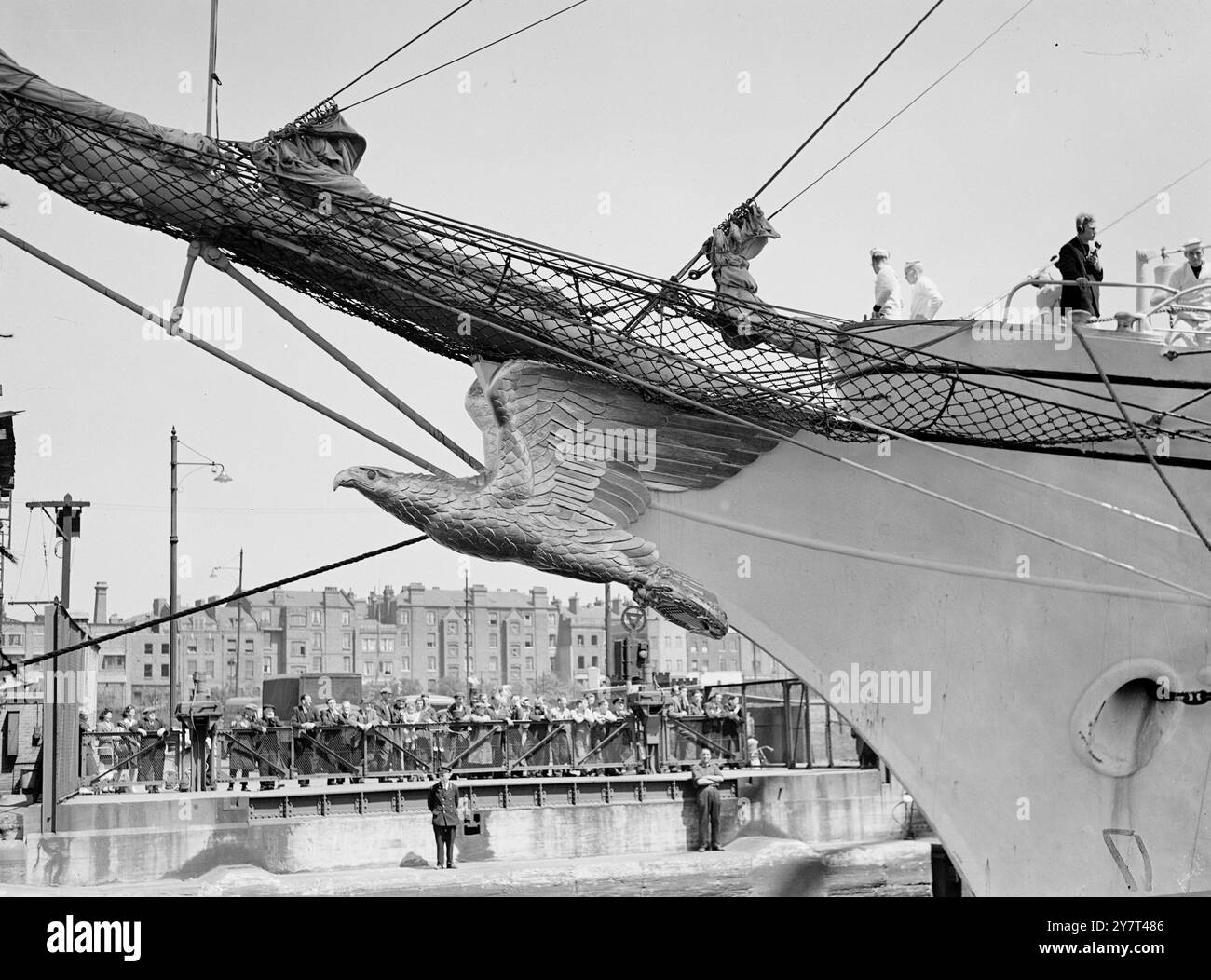 LA EAGLE VIENE A RIPOSO la nave da addestramento della United States Coast Guard Academy EAGLE è arrivata a Shadwell Basin , Stepney , Londra , in compagnia del cutter CAMPBELL , a bordo delle due navi vi sono 360 cadetti in una crociera di addestramento prima di diventare ufficiali di guardia costiera, e le navi rimarranno nel bacino britannico per cinque giorni . Una barca a tre mani con scafo in acciaio e ausiliario diesel , la Eagle, precedentemente nota come Horst Wessel , fu costruita in Germania come nave di addestramento alla navigazione per la marina tedesca e fu messa in servizio nel 1936 . E' stata rilevata dagli Stati Uniti per tre anni Foto Stock