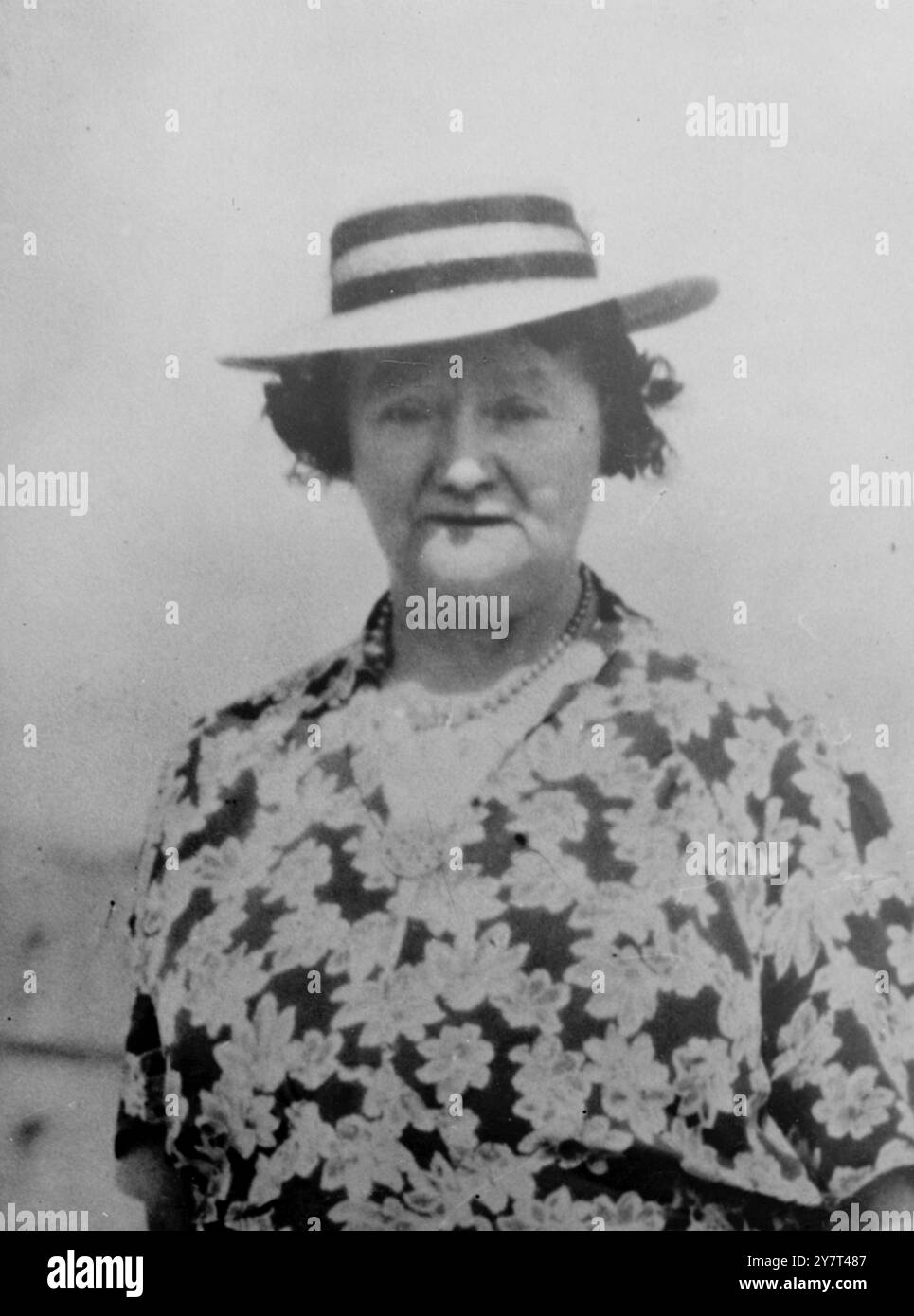 DONNA MALATA A MORTE A BRISTOL fuori LICENZA Una foto di Miss G. o'Lerie, una donna di 60 anni che teneva un negozio fuori licenza a Thomas Street, Bristol. A Londra e nelle province si sta cercando un uomo con vestiti macchiati di sangue. Il corpo della signorina o' Lerie e' stato trovato nei locali con una legatura legata saldamente al collo e con gravi lesioni alla testa. Si crede che la rapina sia stata il movente. L'IMMAGINE MOSTRA:- MISS G . O' LEARY 1° luglio 1949 Foto Stock