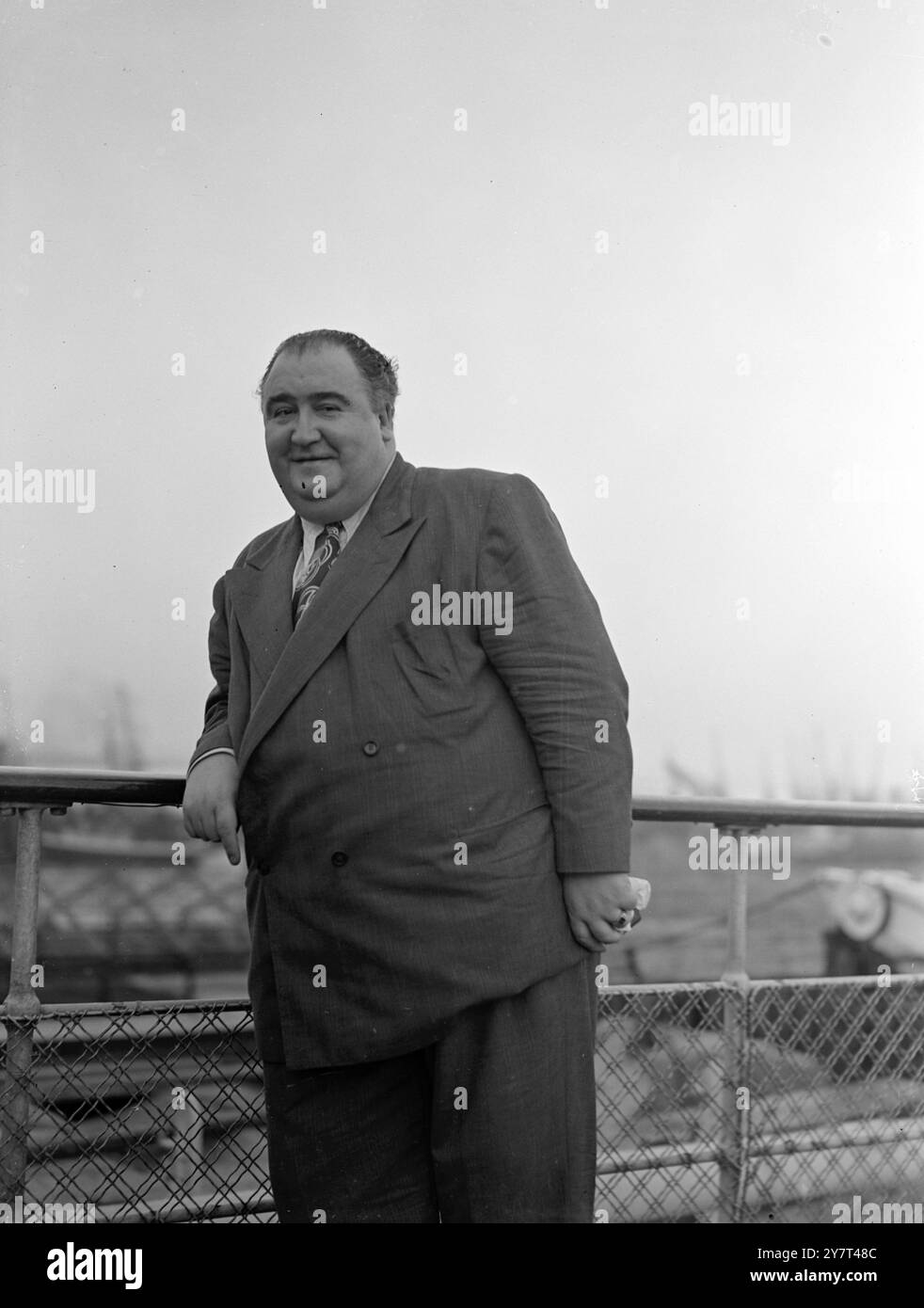RITORNO DELLA ' LINEA VITA ' visto a Southampton al suo ritorno dall'America a bordo della Cunard White Star la Queen Elizabeth è l'attore FRANCIS L . SULLIVAN , la cui ponderosa suavità è familiare al pubblico cinematografico britannico . 21 giugno 1949 Foto Stock