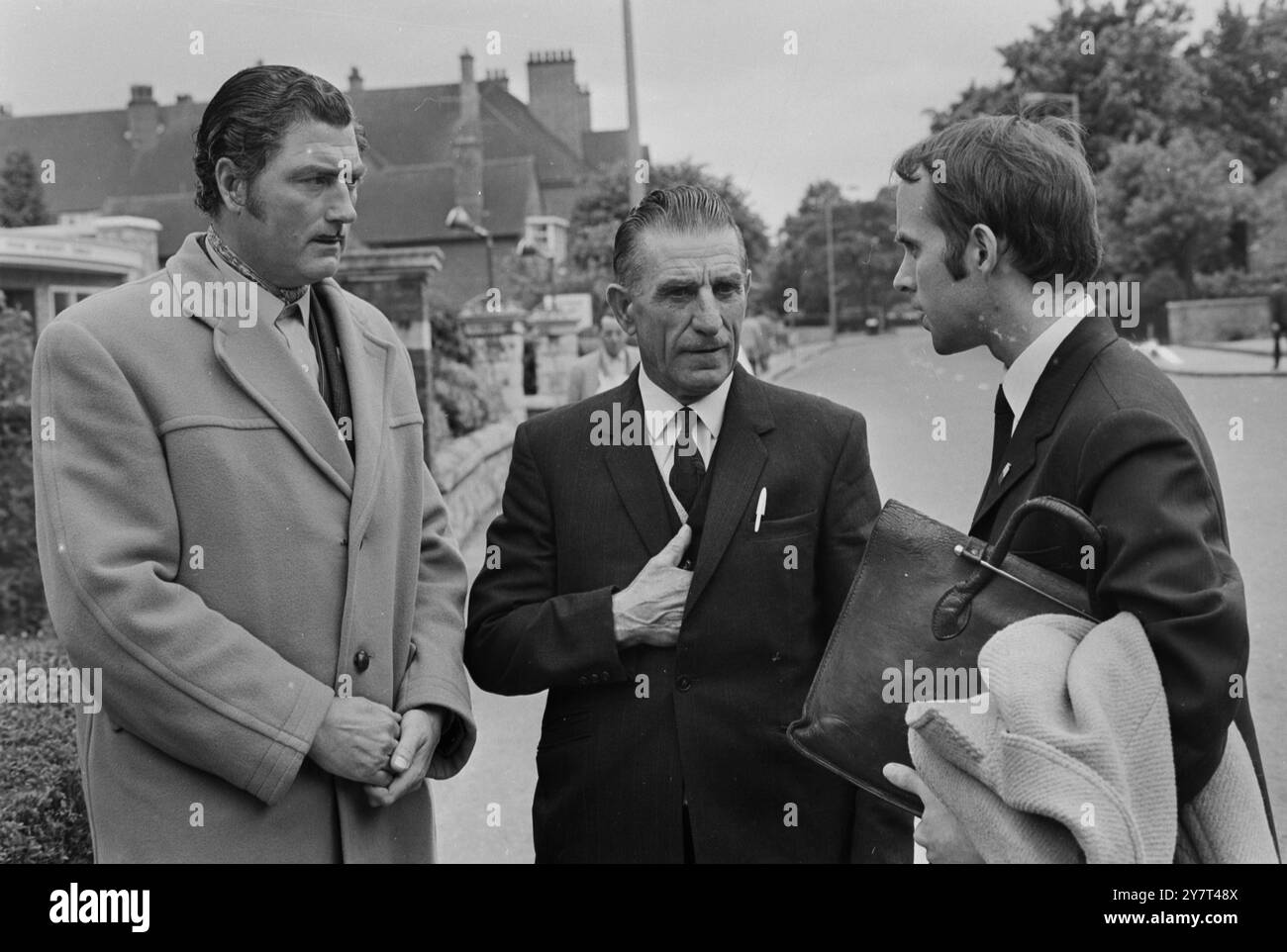 EPSOM, SURREY: CHIACCHIERARE FUORI DALLA EPSOM MAGISTRATES COURT OGGI PRIMA DI UN'UDIENZA DI 160 SUMMONES CONTRO 134 IMPUTATI ACCUSATI DI VIOLAZIONE, SONO LASCIATI A DESTRA: FREDERICK WOOD, PRESIDENTE DEL CONSIGLIO ZINGARO, FRED BALL, (UN ROMANY), E GRATTAN PUXON, SEGRETARIO DEL CONSIGLIO ZINGARO. C.E.ROBINSON, MEMBRO DELLO STAFF DEL CONSIGLIO COMUNALE DI EPSOM, CHE SI PRESENTAVA PER I CONSERVATORI DI EPSOM E WALTON DOWNS, HA DICHIARATO: "I CONSERVATORI STANNO CERCANDO DI SOSTENERE LA LEGGE SENZA PAURA O FAVORE. I ROM SONO STATI RILASCIATI CON SUMMONES DOPO IL CAMPEGGIO A EPSOM DOWNS DOPO CHE I CONSERVATORI LI AVEVANO MESSI AL BANDO. 5 GIUGNO 1969 Foto Stock