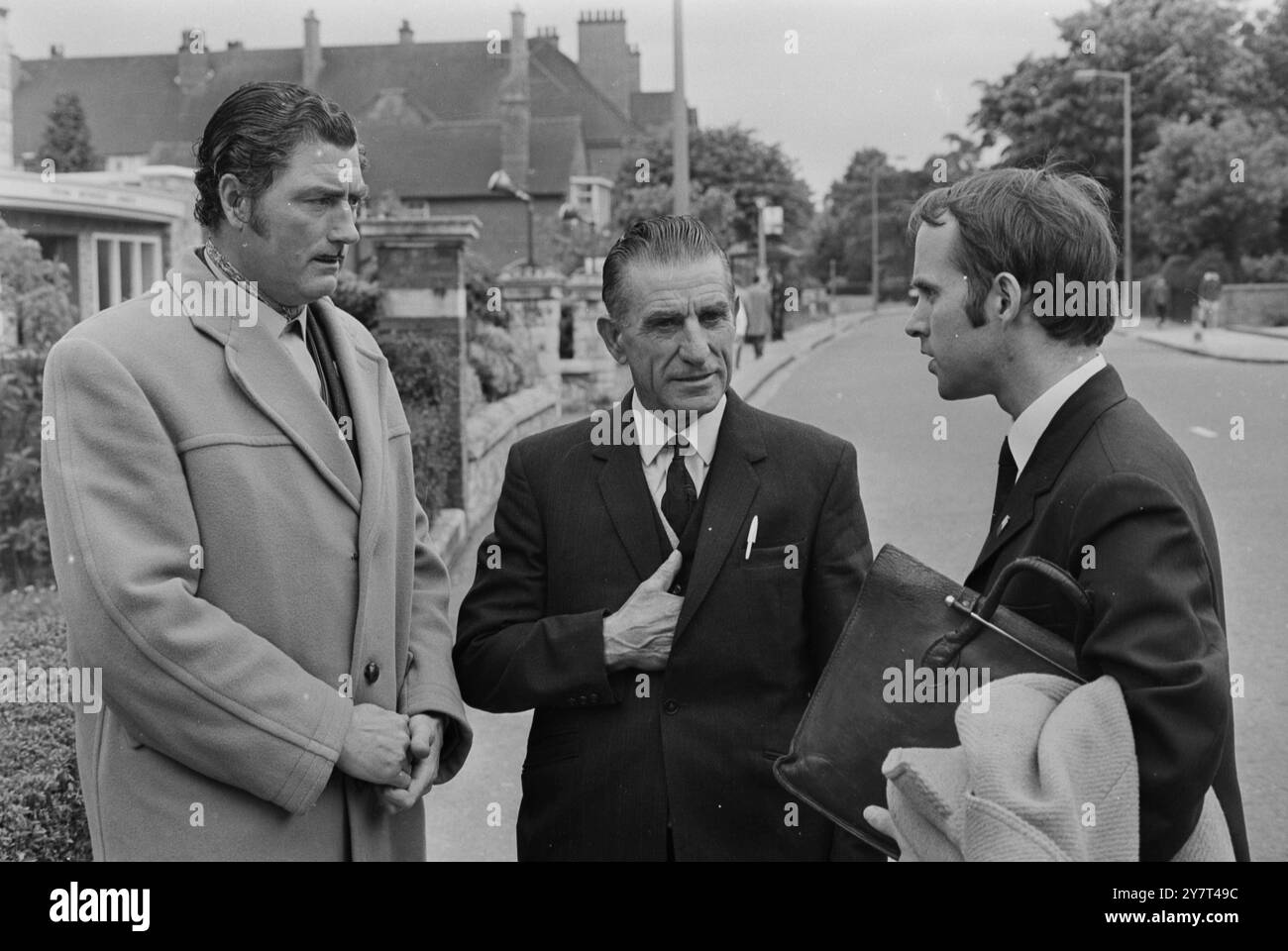 EPSOM, SURREY: CHIACCHIERARE FUORI DALLA EPSOM MAGISTRATES COURT OGGI PRIMA DI UN'UDIENZA DI 160 SUMMONES CONTRO 134 IMPUTATI ACCUSATI DI VIOLAZIONE, SONO A DESTRA: FREDERICK WOOD, PRESIDENTE DEL CONSIGLIO ZINGARO, FRED BALL, (UN ROMANY), E GRATTON PUXON, SEGRETARIO DEL CONSIGLIO ZINGARO. C.E.ROBINSON, MEMBRO DEL PERSONALE DEL CONSIGLIO COMUNALE DI EPSOM, CHE SI PRESENTAVA PER I CONSERVATORI DI EPSOM E WALTON DOWNS, HA DICHIARATO: "I CONSERVATORI STANNO CERCANDO DI SOSTENERE LA LEGGE SENZA PAURA O FAVORE”. I ROM SONO STATI RILASCIATI CON SUMMONES DOPO IL CAMPEGGIO A EPSOM DOWNS DOPO CHE I CONSERVATORI LI AVEVANO MESSI AL BANDO. 5 GIUGNO 1969 Foto Stock