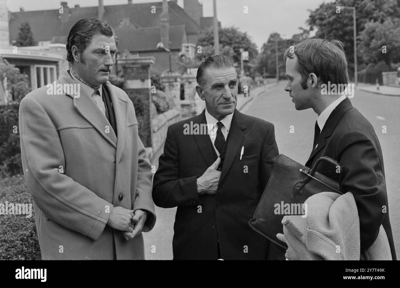 EPSOM, SURREY: CHIACCHIERARE FUORI DALLA EPSOM MAGISTRATES COURT OGGI PRIMA DI UN'UDIENZA DI 160 SUMMONES CONTRO 134 IMPUTATI ACCUSATI DI VIOLAZIONE, SONO A DESTRA: FREDERICK WOOD, PRESIDENTE DEL CONSIGLIO ZINGARO, FRED BALL, (UN ROMANY), E GRATTON PUXON, SEGRETARIO DEL CONSIGLIO ZINGARO. C.E.ROBINSON, MEMBRO DEL PERSONALE DEL CONSIGLIO COMUNALE DI EPSOM, CHE SI PRESENTAVA PER I CONSERVATORI DI EPSOM E WALTON DOWNS, HA DICHIARATO: "I CONSERVATORI STANNO CERCANDO DI SOSTENERE LA LEGGE SENZA PAURA O FAVORE”. I ROM SONO STATI RILASCIATI CON SUMMONES DOPO IL CAMPEGGIO A EPSOM DOWNS DOPO CHE I CONSERVATORI LI AVEVANO MESSI AL BANDO. 5 GIUGNO 1969 Foto Stock