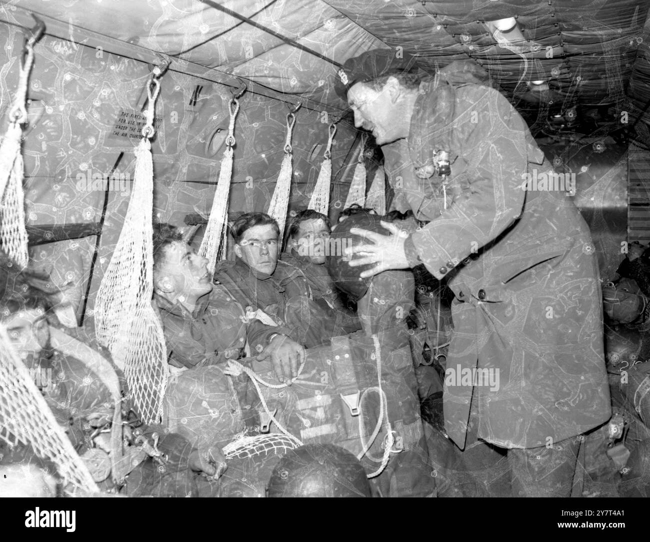 TUTTI PRONTI A SALTARE - MA NON HANNO FATTO ABINGDON, BERKSHIRE : il brigadiere John Front DSO, MN, dà alcune parole di incoraggiamento ai suoi uomini del 2nd Bn, il Reggimento paracadutisti, mentre decollano da Abingdon nel Berkshire, per rilanciare il raid aereo effettuato dal Reggimento paracadutisti durante la seconda guerra mondiale il 27/28 febbraio 1942, quando caddero su una stazione radar tedesca vicino al villaggio di Bruneval sulla costa francese, di cui il brigadiere Frost era comandante. La caduta questa volta fu annullata a causa delle condizioni di vento infarcabili, e invece gli uomini furono sbarcati a Evereux e poi presi Foto Stock