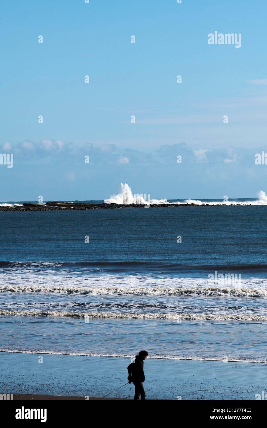 Onde che si infrangono su Filey Brigg, East Yorkshire Coast, Inghilterra settentrionale, Regno Unito Foto Stock