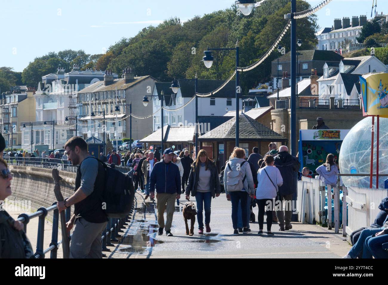 Persone che camminano sul lungomare di Filey, East Yorkshire Coast, Inghilterra settentrionale, Regno Unito Foto Stock