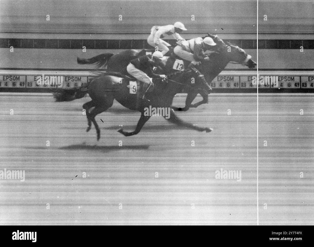 DERBY; LA FOTO DEL PHOTO-FINISH questa è la foto ufficiale del Photo-Finish su cui i risultati della posta in gioco di Derby, girati oggi a Epsom Surrey, è stata decisa - la prima volta nella storia di Derby, ma la fotocamera del Photo-Finish è stata chiamata dai giudici. Il Nimbus della signora Glenister, guidato da C.. Elliott, si vede vincere, con M.. L'entrata francese di Leon Volterra AMOUR DRAKE ( Rae Johnstone Up). 4 giugno 1949 Foto Stock