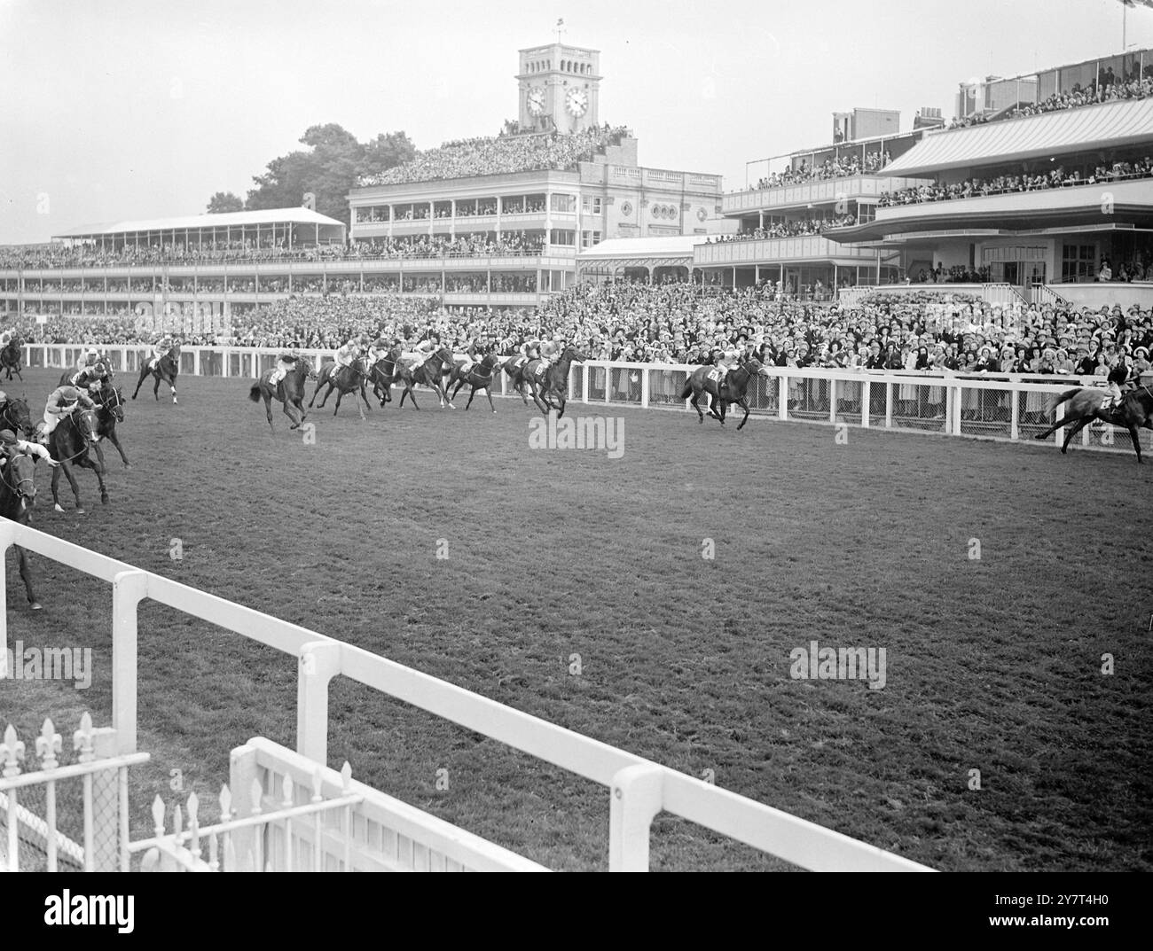 LA FOTOCAMERA RENDE STEROPE VINCITORE DELLA ROYAL HUNT CUP la fotocamera Photo-finish è stata utilizzata nuovamente ad Ascot per decidere il vincitore della grande gara - la Royal Hunt Cup . La decisione è stata presa al signor J.B. Townley's STEROPE, guidato da J. Caldwell, con IMPECCABILE, di proprietà del signor. R. Mollhagga ( Gordon Richards Up ) , secondo e Mr . H.J. Joel 's PRIDE OF INDIA ( E. Smith ) , terzo . 15 giugno 1949 Foto Stock