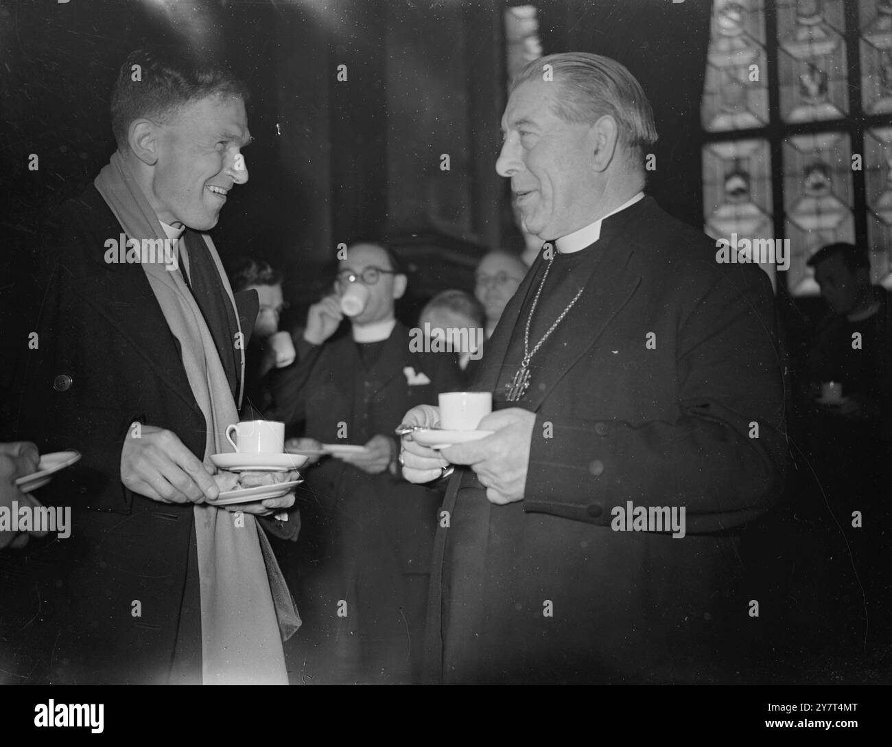 IL VESCOVO CHIACCHIERA A COLAZIONE durante una conversazione sui bicchieri da colazione nella Goldsmiths Hall , City , questa mattina , sono il Vescovo di Londra , Dr . BACCHETTA J.W.C. ( destra ) e il Rev . G.F.H. GIRLING di St. Mary's Church , Finchley , Londra . La colazione a base di snack seguiva un servizio di comunione aziendale per tutto il clero di Londra - a St. Cattedrale di Paul ( Londra ) . Questa è stata la prima volta che tutti i 800 sacerdoti della diocesi di Londra sono stati invitati a un servizio di comunione corporativa . Il servizio era in preparazione per la missione a Londra che inizierà sabato prossimo, 1 maggio Foto Stock