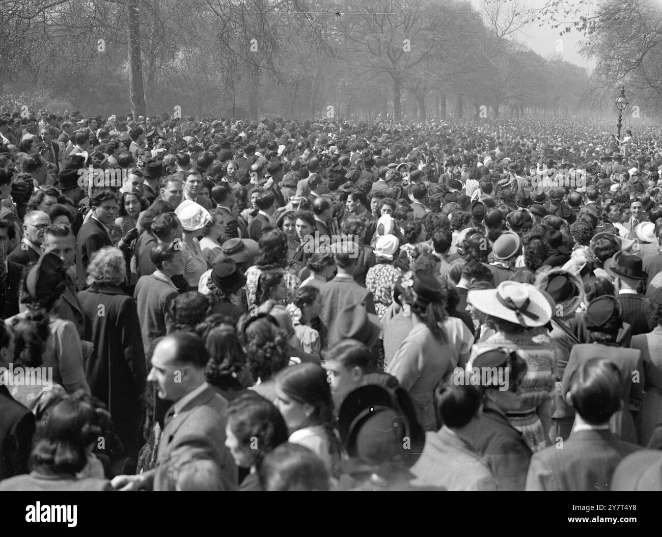 MIGLIAIA DI PERSONE GUARDANO la SFILATA DI PASQUA DI LONDRA - - - con il sole brillante per aggiungere lucentezza alla scena , uno degli eventi più gayest di Londra è tornato dopo un'assenza di 10 anni - la sfilata di moda di Pasqua a Rotten Row , Hyde Park con il razionamento dei vestiti al termine , gli stilisti britannici sono stati in grado di produrre i loro abiti e cappelli più belli per l'occasione. - - - - IMMAGINI :- Rotten Row imballato da un capo all' altro con i turisti durante la parata di Pasqua . - - - 17 aprile 1949 Foto Stock