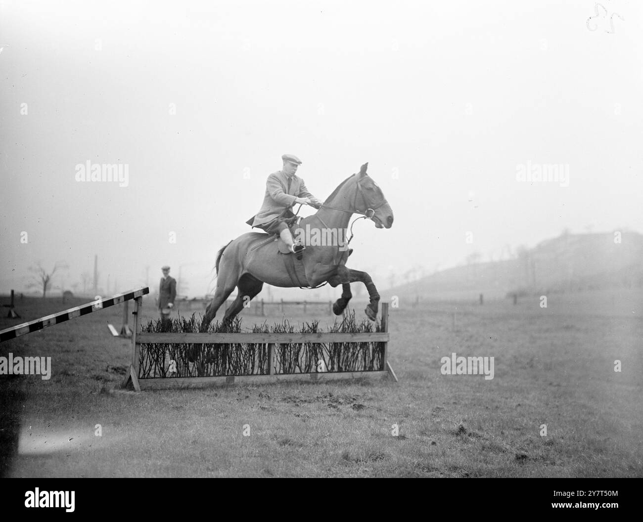 HA SORPASSATO BENE George Formby , comico e teatrale nato nel Lancashire , in visita nella sua contea natale per un' apparizione personale , si è preso del tempo libero per concedersi il suo passatempo preferito - cavalcare e saltare a cavallo . Qui si vede George che salta su "Irlanda propria" quando visitò la Scuola di equitazione, vicino a Prestwich (Lancashire). L'ambizione comica in un certo momento era quella di diventare un fantino . 2 maggio 1949 Foto Stock