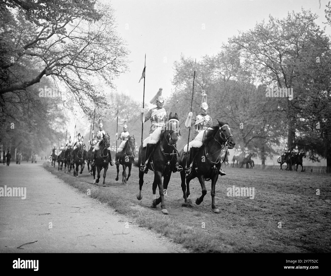 Questa mattina, PROVANDO la MUSICA, la gente di Hyde Park (Londra) ha visto la Household Cavalry provare la Musical Ride per il Royal Tournament - un'immagine veramente colorata in questo stupido e dall'aspetto noioso. 4 maggio 1949 Foto Stock