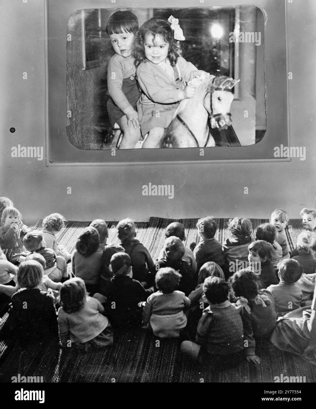 Le PELLICOLE '' RIPRESE' PER RAGGIUNGERE L' OBIETTIVO DI PRODUZIONE Uno studio cinematografico e il cinema sono attrezzature inusuali in un impianto tessile, ma queste sono state installate a Glen Mill , come , Lancashire , dove sono incluse nei modelli di strutture di benessere previste per i lavoratori e i loro figli. George Whittaker , Amministratore delegato , è anche il regista , e Mr . Bob Hindle , il responsabile del welfare della società agisce in qualità di cameraman . Descritta come il "mulino senza preoccupazioni", Glen Mill non ha scarsità di manodopera nell'industria tessile in generale) e la produzione è aumentata rapidamente. L'IMMAGINE MOSTRA :- un au Foto Stock