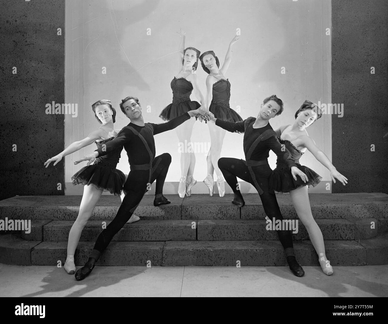 GUARDANDO IN ON BALLET Una compagnia di balletto britannica - la ' Metropolitan ' - apparirà nel programma televisivo presso lo studio di Alexandra Palace . La compagnia è arrivata in aereo da Jersey ed era impegnata a provare il programma che consisterà in tre balletti . LE IMMAGINI MOSTRANO :- Una scena del balletto ' Designs with Strings'' del coreografo americano John Taras , che è incluso nel programma di domani e che è stato provato dalla compagnia ad Alexandra Palace . 28 marzo 1949 Foto Stock