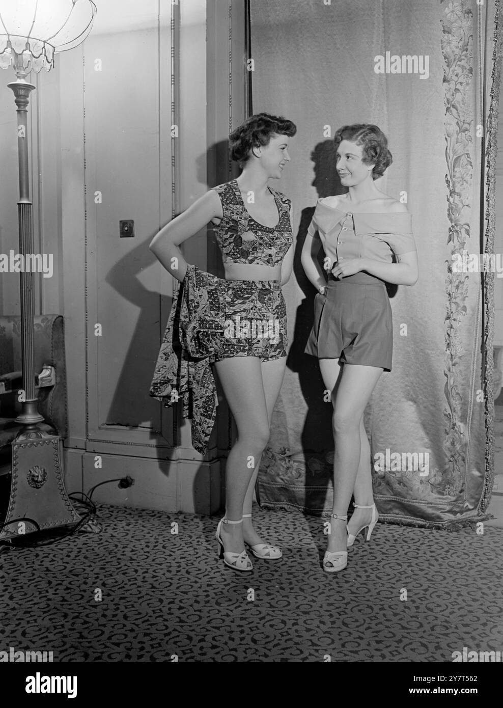 NUOVE IDEE AMERICANE PER QUANDO SPLENDE IL SOLE nuove creazioni di cotone portate dagli Stati Uniti dalla signora Suzanne Howell 1949 della dama di cotone, sono state esposte ad una sfilata McCall al Mayfair Hotel di Londra . IMMAGINI :- modelli che mostrano due nuovi gruppi per la spiaggia . La combinazione gay a sinistra è nel cotone "Playwear" di Fuller con stampa batik. Il vestito pulito sulla destra è in Bates gioiello - tono ' Picolay ' . 29 marzo 1949 Foto Stock