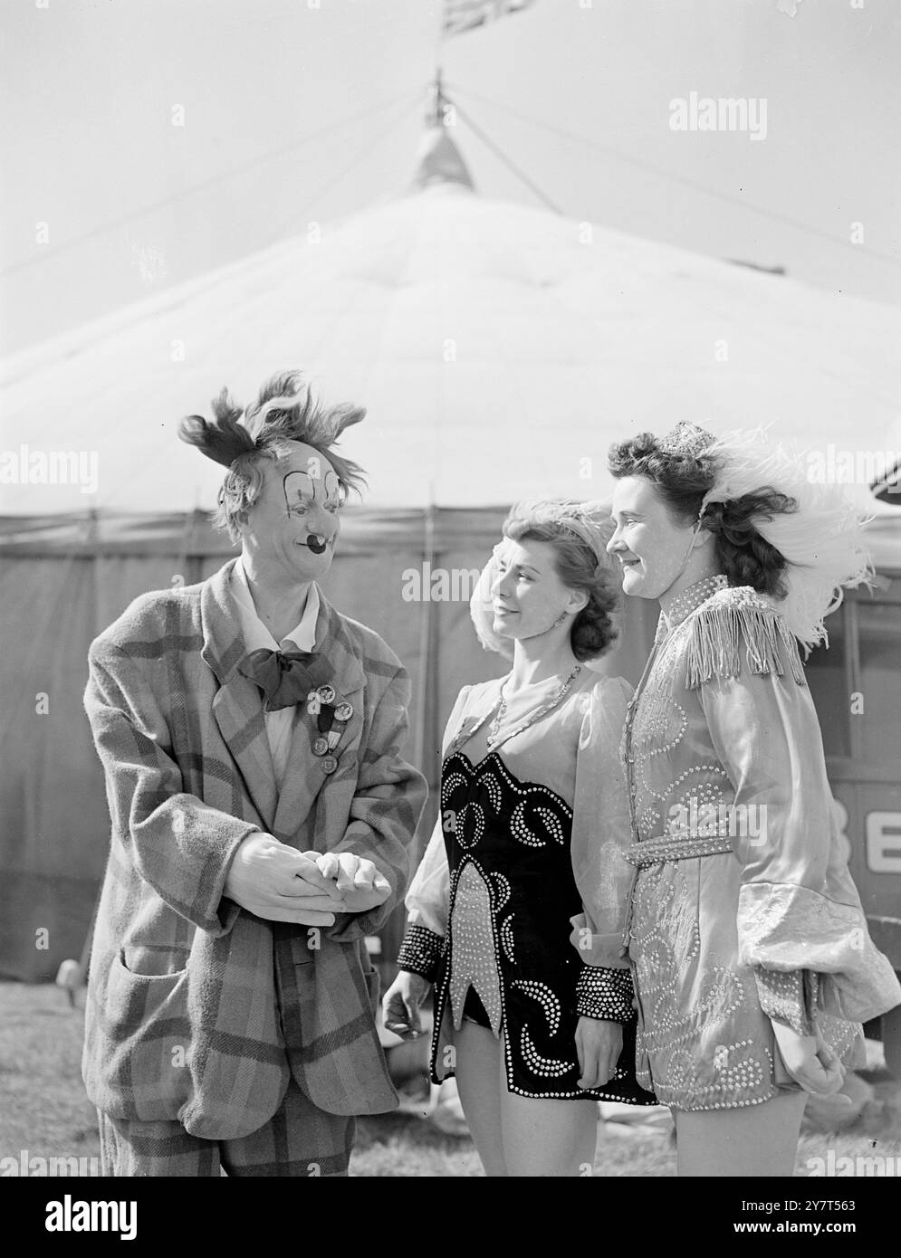 È SOLO UN CLOWNING COCO, il famoso clown di Bertram Mill's Circus, che ora si trova al Windsor's Home Park, solleva un sorriso mentre alza i capelli a Irene Rembalski (a sinistra) e Phyllis Allen, due ragazze in "Chico's Post". Il Circus è in tour su tre treni speciali e, in sette mesi, percorrerà 2.000 miglia e giocherà davanti a 1.250.000 persone. 4 aprile 1949 Foto Stock
