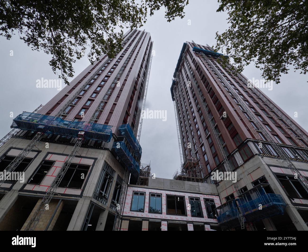 Selborne Towers Walthamstow Central , Londra, due edifici residenziali a torre alti 34 e 27 piani, dominano lo skyline della Foresta di Waltham Foto Stock