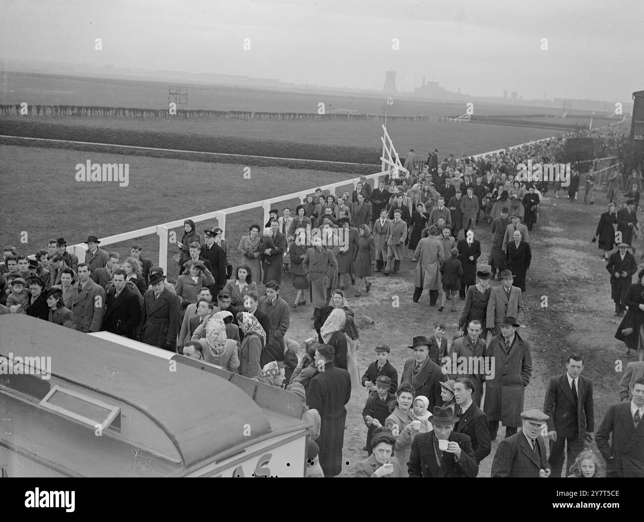 UNO SGUARDO AL PANORAMA DEL CIRCUITO ""GRAND NATIONAL"" DELLA GARA PIÙ FAMOSA AL MONDO ieri , '' domenica del salto''' al pubblico è stato nuovamente permesso di passeggiare per il corso '' Grand National'' ad Aintree , nei pressi di Liverpool , scena del famoso '' Grand National''', che vi si svolgerà il 26 marzo . '' Jump Sunday'' è stata ripresa per la prima volta dalla guerra, lo scorso anno. LE IMMAGINI MOSTRANO :- alcuni degli interessati si fermano per una tazza di tè prima di riprendere l' ispezione informale del corso Aintree . 21 marzo 1949 Foto Stock