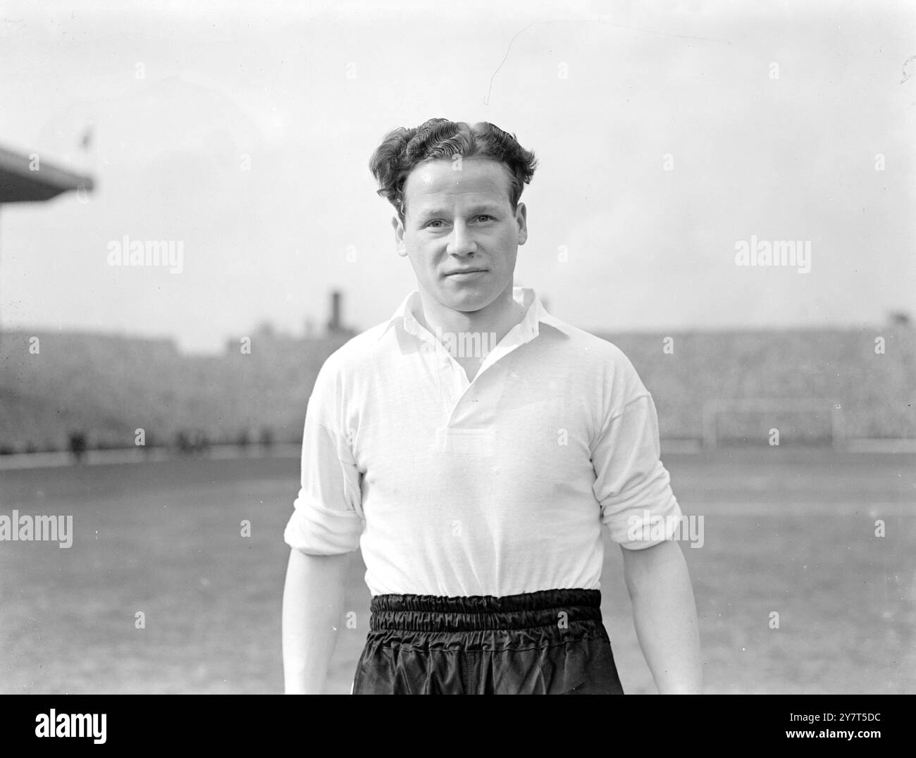 Ha condotto IL LEICESTER ALLA COPPA NORMAN PLUMMER , Leicester City's Centre Half e Captain devono essere orgogliosi di aver guidato la squadra che ha buttato fuori dalla Coppa il Portsmouth, nella semifinale di Highbury , con una vittoria di tre gol a uno . Giocatore di scuola del Leicester nel 1938, ha iniziato a giocare per il City, mentre nell'A.T.C. Plummer è uno dei più giovani capitani della lega. 28 marzo 1949 Foto Stock Ha condotto IL LEICESTER ALLA COPPA NORMAN PLUMMER , Leicester City's Centre Half e Captain devono essere orgogliosi di aver guidato la squadra che ha buttato fuori dalla Coppa il Portsmouth, nella semifinale di Highbury , con una vittoria di tre gol a uno . Giocatore di scuola del Leicester nel 1938, ha iniziato a giocare per il City, mentre nell'A.T.C. Plummer è uno dei più giovani capitani della lega. 28 marzo 1949 Foto Stock