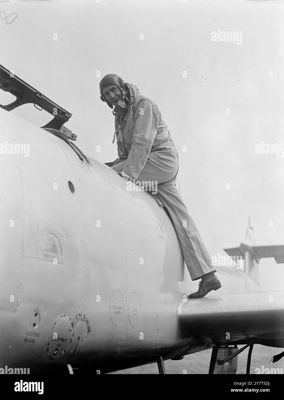 SIG. EDEN VOLA SU Un METEOR in visita alla contea del Kent (NO. 500) il Royal Auxiliary Air Force Squadron, si sta addestrando a Thorny Island, Hants., oggi il signor Anthony Eden, che è un aereo onorario, Commodoro dello Squadron, ha fatto il suo primo volo su un aereo da caccia a reazione. Inviato dal leader dello Squadron H.C.Kennard, D.F.C., C.O.dello Squadron, e comandante in tempo di guerra del famoso Eagle Squadron, che ha volato a oltre 500 km/h con un meteorite biposto VII jet trainer. Lo Squadron, che ha sede a West Malling vicino a Maidstone, famosa stazione di caccia Battle of Britain, addestramento annuale del distretto a Thorny Foto Stock