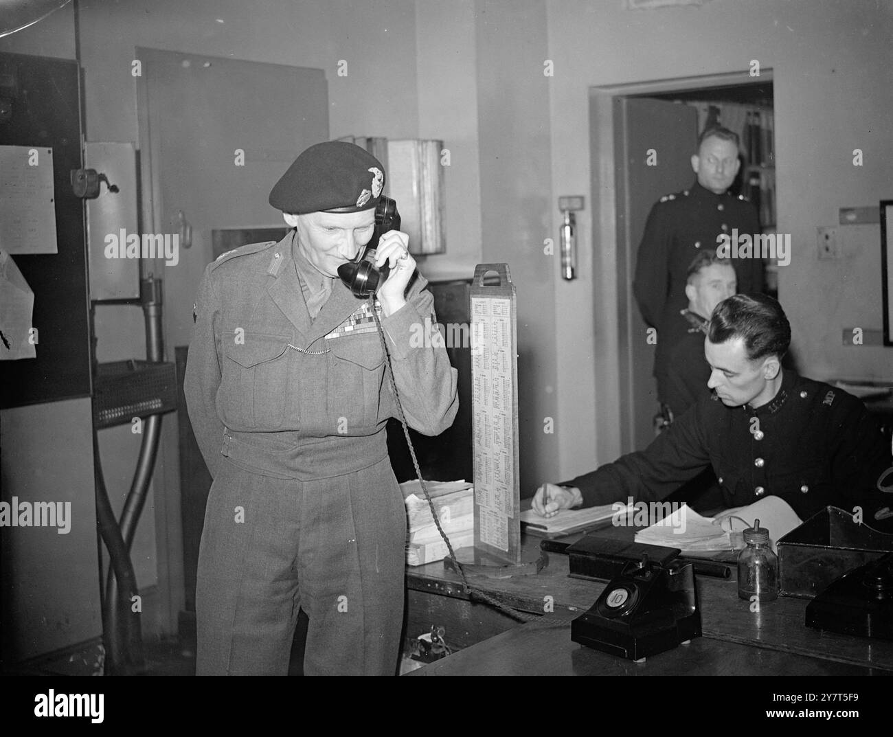 «PAG. C' Montgomery 'Monty' visita 'The Yard'Field Marshal visconte Montgomery, C.I.G.S., fece una visita privata a Scotland Yard e gli fu mostrata la sala informazioni, la sala mappe e l'ufficio impronte digitali. La foto mostra: 'Calling Monty' - il visconte Montgomery ascolta una chiamata del 999 arriva oggi a Scotland Yard. 21 giugno 1948 Foto Stock «PAG. C' Montgomery 'Monty' visita 'The Yard'Field Marshal visconte Montgomery, C.I.G.S., fece una visita privata a Scotland Yard e gli fu mostrata la sala informazioni, la sala mappe e l'ufficio impronte digitali. La foto mostra: 'Calling Monty' - il visconte Montgomery ascolta una chiamata del 999 arriva oggi a Scotland Yard. 21 giugno 1948 Foto Stock