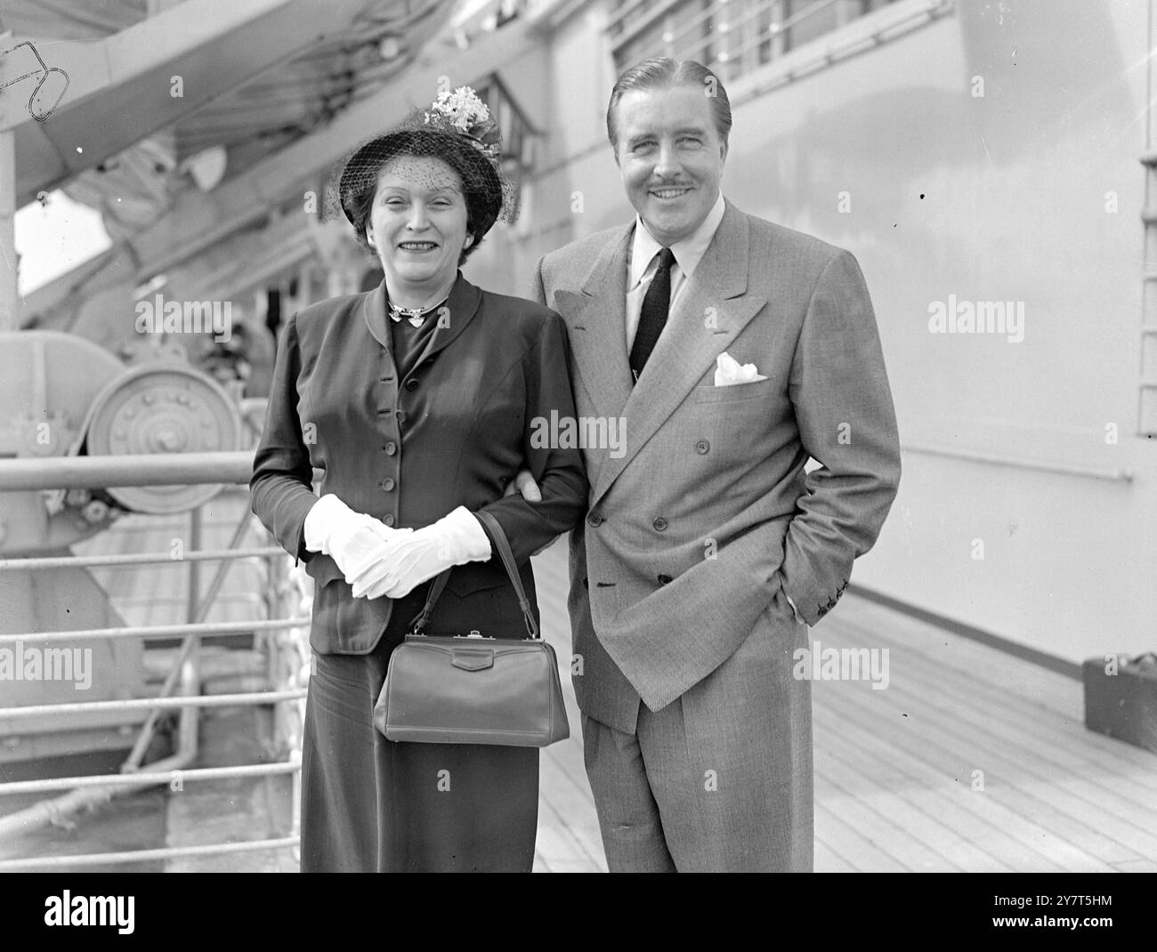 JOHN BOLES VISITERÀ LE PROVINCE qui per ripetere il suo ultimo anno di tour delle province. John Bowles, star del cinema e cantante, ha fotografato oggi con sua moglie, a bordo della stella bianca Cunard CARONIA, è arrivato oggi a Southampton da New York. Una delle coppie piu' popolari di Hollywood che hanno fatto molti amici qui l'anno scorso. 28 luglio 1949 Foto Stock